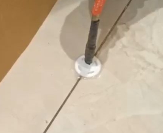 莱州瓷砖空鼓维修公司专业解答瓷砖在铺贴过程中，如果没有涂抹均匀到位的粘结材料（如水泥砂浆或瓷砖胶），可能会导致以下问题