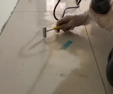 莱州瓷砖开裂维修公司专业分享瓷砖在铺贴前如果没有沥干水分，将会导致以下问题