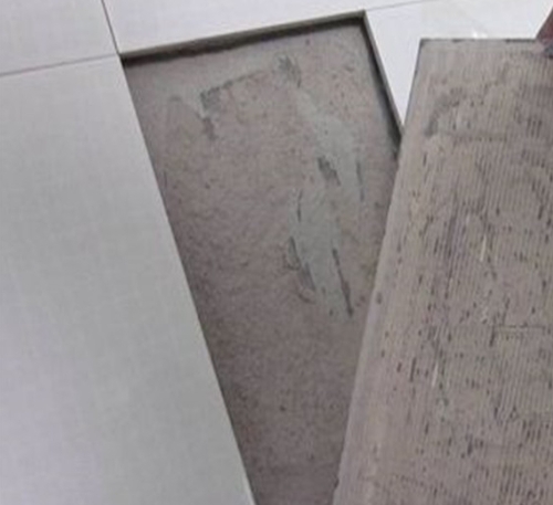 莱州瓷砖空鼓维修公司分享瓷砖铺贴时如果打浆（即涂抹在瓷砖背面和基层上的砂浆或瓷砖胶）过少，会带来以下问题
